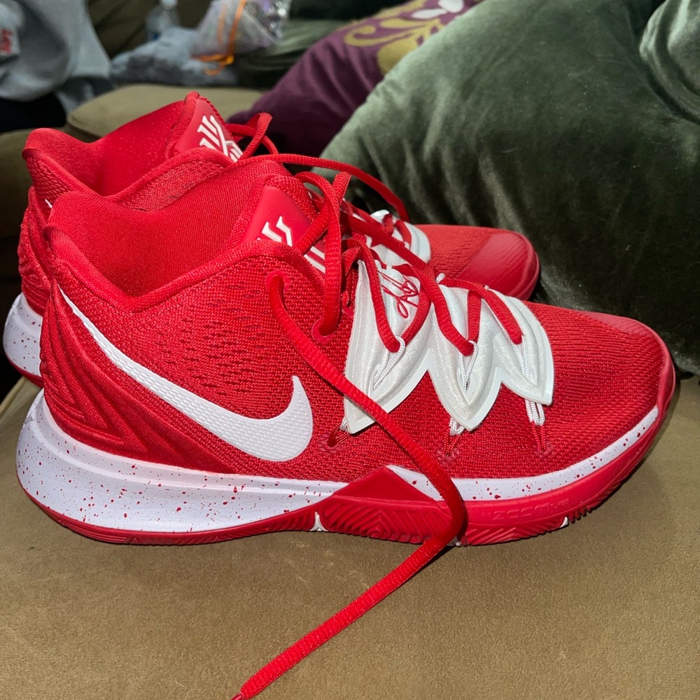 SOLD 2019 Kyrie 5 TB ‘University Red’
